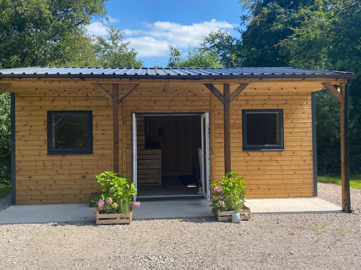 Kingfisher Cabin - Wild Escapes Wrenbury Off Grid Glamping - Ages 12 And Over Baddiley Exterior photo