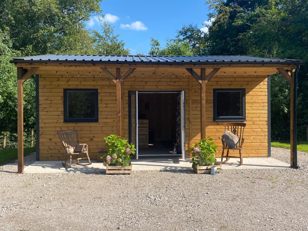 Kingfisher Cabin - Wild Escapes Wrenbury Off Grid Glamping - Ages 12 And Over Baddiley Exterior photo