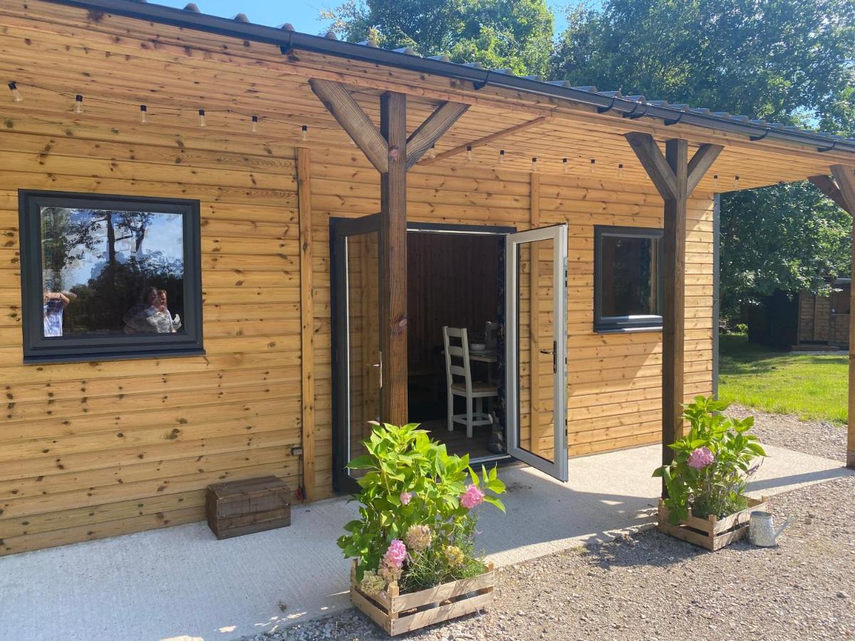 Kingfisher Cabin - Wild Escapes Wrenbury Off Grid Glamping - Ages 12 And Over Baddiley Exterior photo