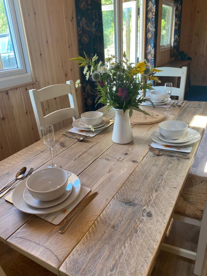 Kingfisher Cabin - Wild Escapes Wrenbury Off Grid Glamping - Ages 12 And Over Baddiley Exterior photo
